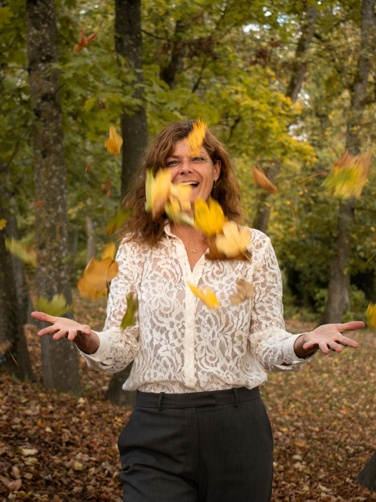 Jantine lacht in het bos