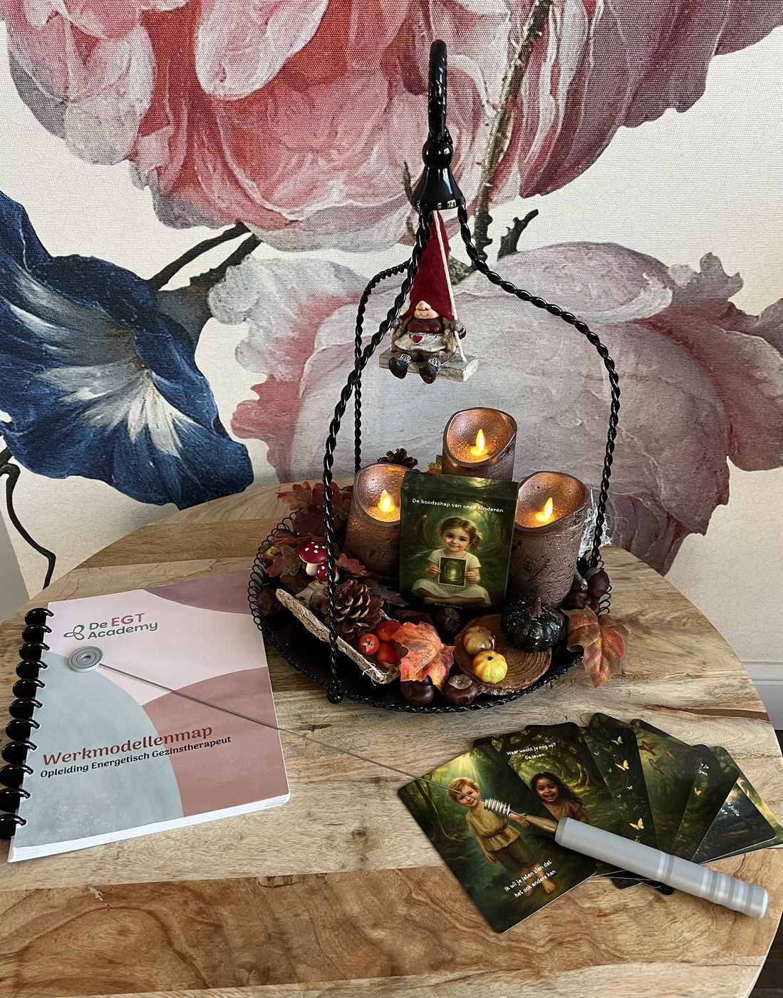 Jantines tafel voor een sessie, met kaarsjes, kaarten en haar opleidingsmap